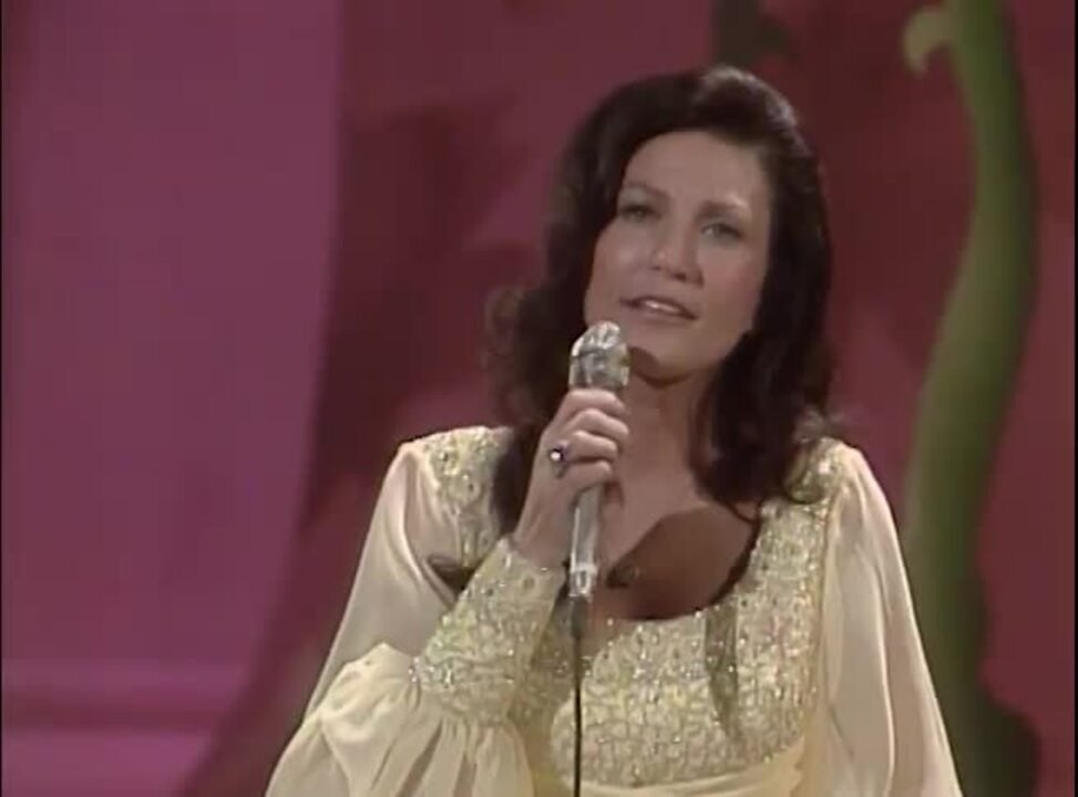 CMA Awards 1975 - Loretta Lynn - Coal Miner's Daughter