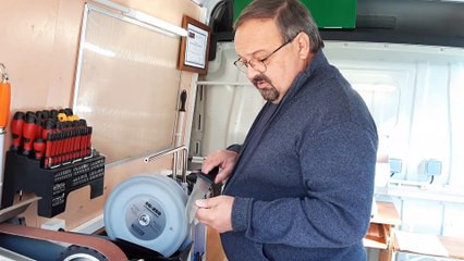 Près d'Alençon. Thierry le rémouleur fait renaître un vieux métier