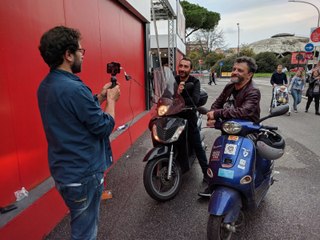 Con i Manetti Bros in scooter, per parlare di "In un giorno la fine"