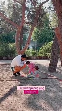 Xριστίνα Μπόμπα: Με τον Σάκη Τανιμανίδη και τις δίδυμες στην παιδική χαρά- Το υπέροχο βίντεο!