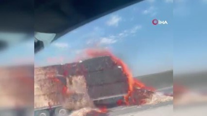 Yol kenarında yanan kuru otlar, seyir halindeki saman yüklü üç tırı küle çevirdi