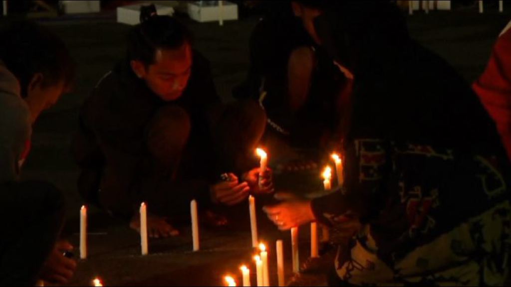 Video Indonesia, candele e preghiere per la tragedia allo stadio