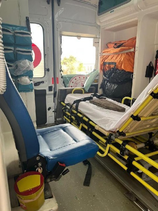 DİYARBAKIR'DA HASTA TAŞIYAN AMBULANSA TAŞLI SALDIRI