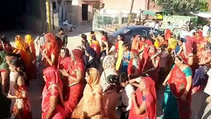सडक़ पर डांडिया होते देखते श्रद्धालुओं में चढ़ा आस्था का रंग