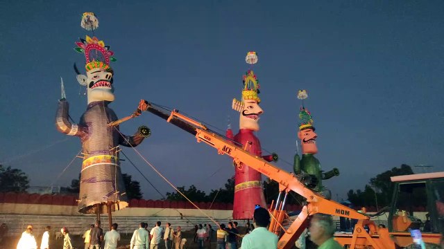 Video... गांधी ग्राउंड में रावण दहन के लिए क्रेन की सहायता से खड़े किए रावण,कुंभकरण, मेघनाद के पुतले