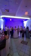 Une serveuse fait une énorme boulette en apportant le gâteau à un mariage