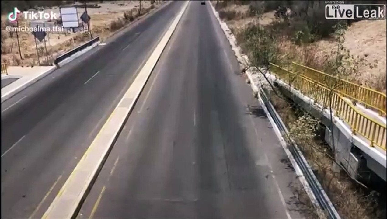 Des motards passent à plus de 300kmh sur l'autoroute