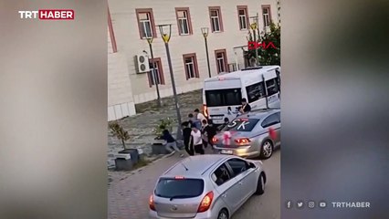 Düğün konvoyunun önünü kesen çocuklara tekme attı