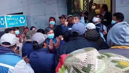 Vocalista del grupo Llajtaymanta cantó para eludir un bloqueo