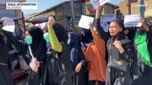 بدون تعليق: نساء أفغانيات يتظاهرن في كابول للتنديد بالتفجير الانتحاري الذي استهدف مركزا تعليميا