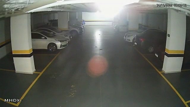 Câmera flagra ladrão furtando bicicleta em prédio de Apucarana