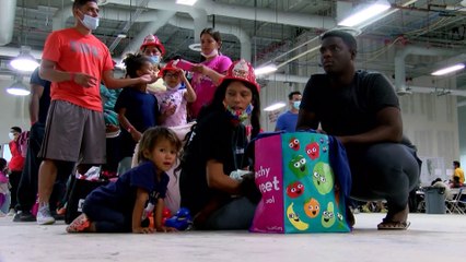 Recorrido por el nuevo centro de bienvenida para migrantes en El Paso