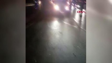 İSTANBUL-BEYLİKDÜZÜ D-100 KARAYOLU'NDA LASTİĞİ PATLAYAN SERVİ ARACI KAZAYA YOL AÇTI 4 YARALI