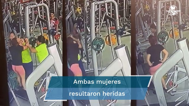 Mujeres pelean en gimnasio por un aparato de pesas