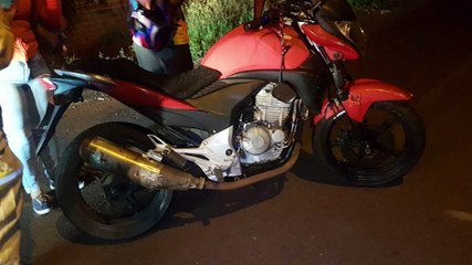 Colisão entre Honda CB300 e Fusca deixa jovem ferido no Jardim União
