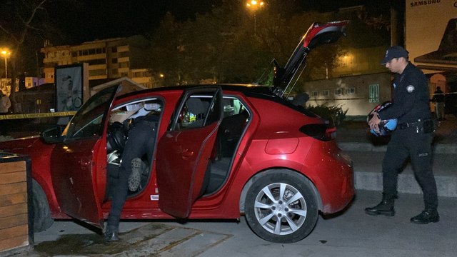 Kadıköyde polisin dur ihtarına uymayan otomobilden ruhsatsız tabanca ve uyuşturucu çıktı