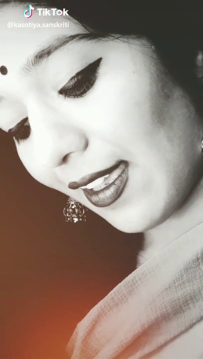 A Beautiful Girl Singing Old Hindi Song Video