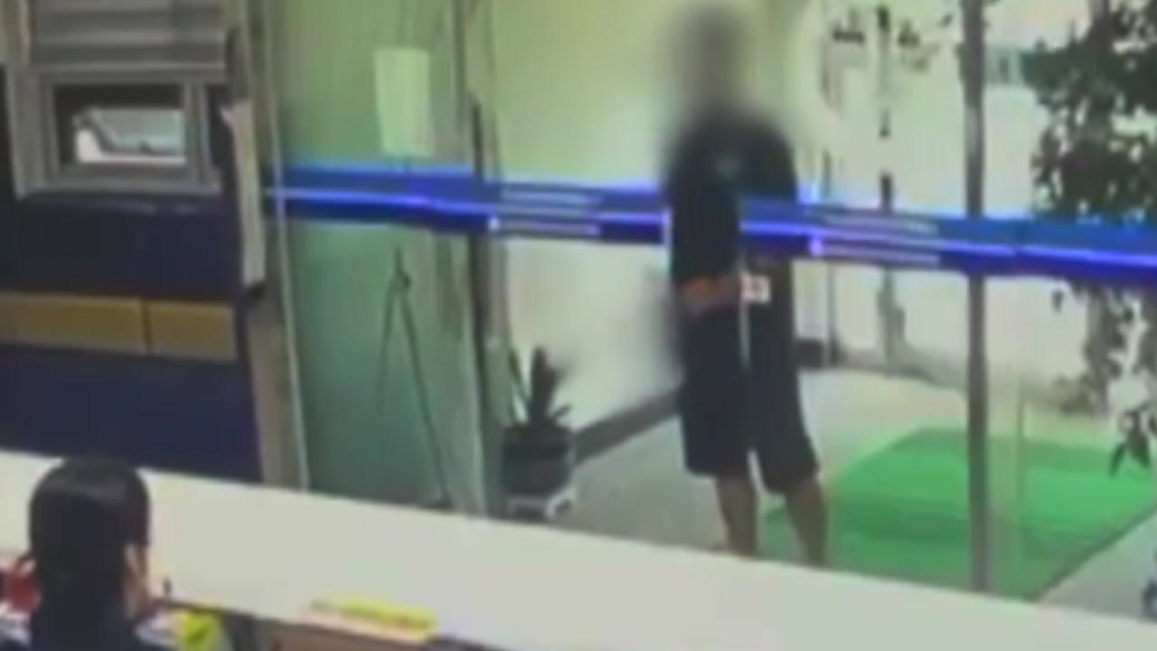 정신질환 40대 파출소에서 흉기 난동...테이저건 제압 / YTN