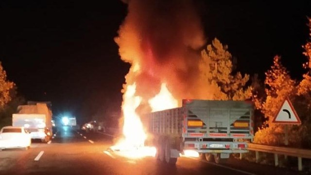 Bursa’da seyir halindeki TIR alev alev yandı