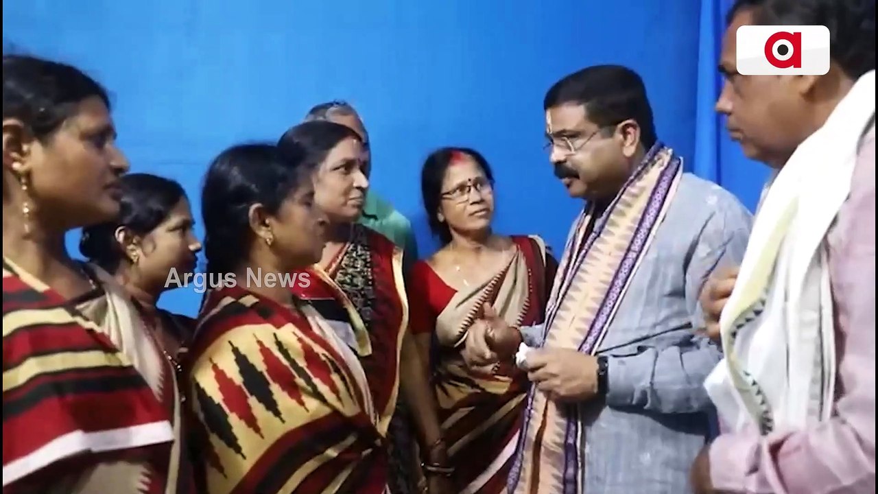 Durga Puja 2022 | Dharmendra Pradhan Visits Nayapalli Durga Pandal to Seek Blessings of Maa Durga