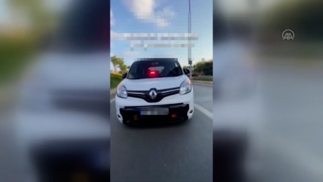 Ümraniye'de çakarlı aracın sürücüsüne ceza uygulandı