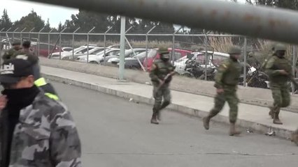 Los familiares de las víctimas protestan a las puertas de la cárcel de Ecuador