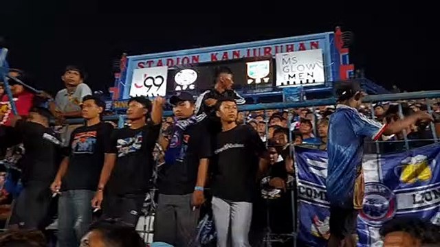 لقطات عبر وسائل التواصل الاجتماعي تظهر كارثة التدافع في استاد كانجوروهان في إندونيسيا