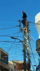 مواطن يهدد بالانتحار أمام أحد الأفران