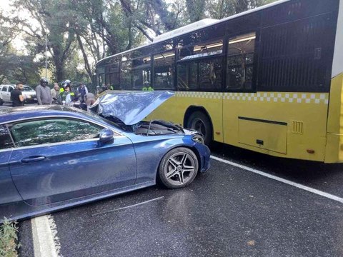 Sarıyer'de facianın eşiğinden dönüldü: İETT otobüsü ile otomobil kafa kafaya çarpıştı