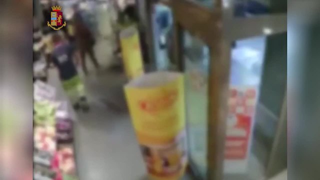 Milano, pistola alla tempia e Rolex rubato: presi i rapinatori