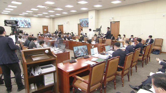 국정감사 이틀째...'부자 감세, 풍자 만화' 공방 / YTN