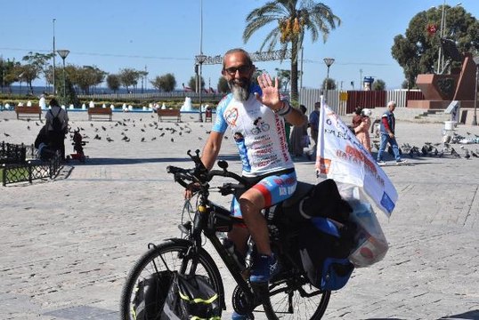 OĞLUNUN ANISINA LÖSEMİ HASTASI ÇOCUKLARA OYUNCAK DAĞITTI