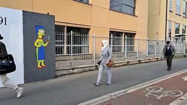 Milano, Marge Simpson taglia i capelli davanti consolato Iran