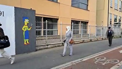 Milano, Marge Simpson taglia i capelli davanti consolato Iran