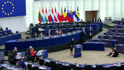 L’eurodiputada Abir Al-Sahlani es talla els cabells en solidaritat amb les dones de l’Iran