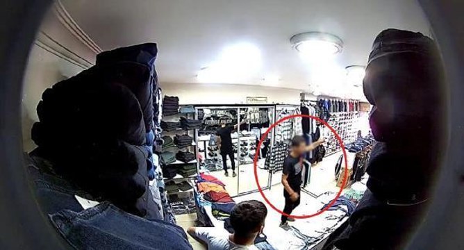 Son dakika haberi: ÇALDIĞI KREDİ KARTIYLA ALIŞVERİŞ YAPAN ŞÜPHELİ KAMERADA