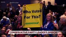 Deux militantes de Greenpeace ont brièvement interrompu le discours de la Première ministre britannique Liz Truss lors du congrès du parti conservateur à Birmingham - Regardez