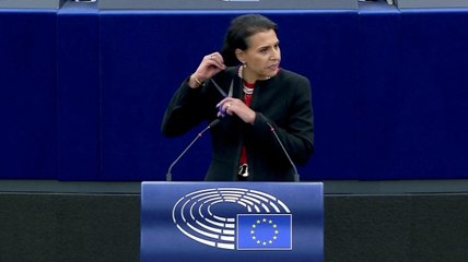 Cette députée suédoise se coupe les cheveux au Parlement européen en soutien au peuple iranien