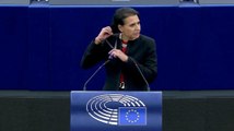 Cette députée suédoise se coupe les cheveux au Parlement européen en soutien au peuple iranien