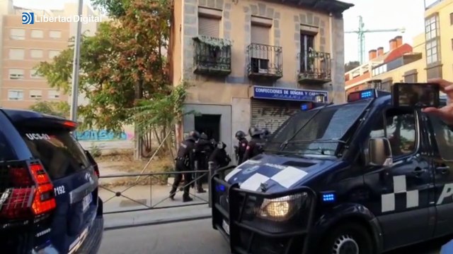 Así ha sido el desalojo sin incidentes a 11 okupas de un edificio municipal en Tetuán