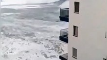 Ces vagues détruisent un immeuble
