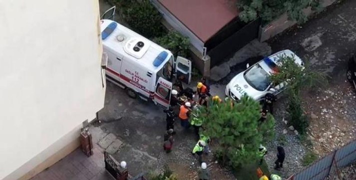 Kadıköy'de inşaatta toprak kayması sonrası bir işçi toprak altında kaldı. Olay yerine itfaiye, sağlık ve polis ekipleri sevk edildi.