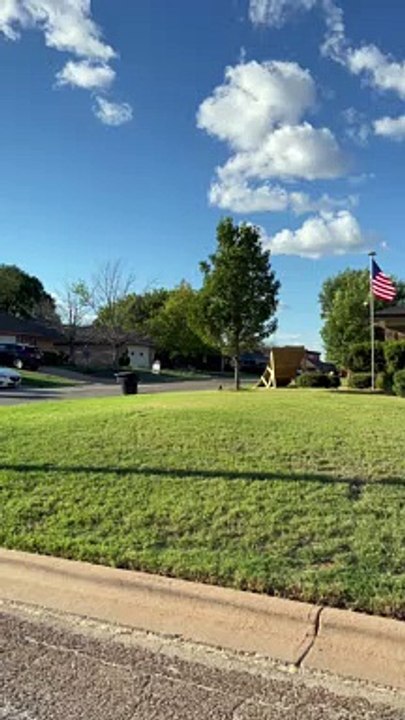 La Voiture Rc L'envoie Absolument Sur Une Grande Rampe Sautant Par-dessus Le Drapeau - Buzz Buddy