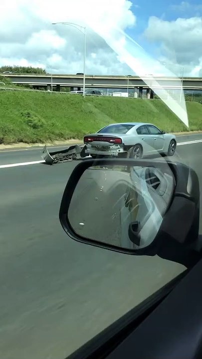 Le Pare-chocs Est Suspendu À La Voiture Sur L'autoroute - Buzz Buddy