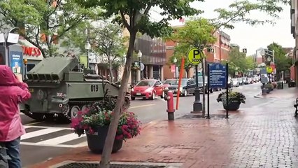 Tank Fait Son Chemin À Travers Moncton - Buzz Buddy