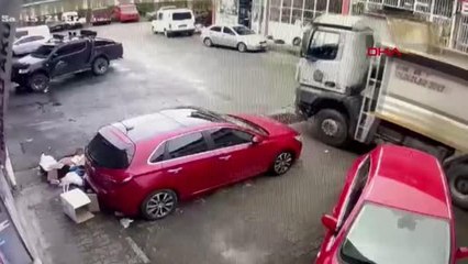 PATLAYAN KAMYON LASTİĞİ 3 İŞ YERİ VE 1 OTOMOBİLE ZARAR VERDİ; O ANLAR KAMERADA