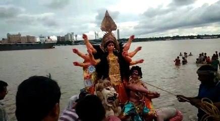 বিজয়া দশমী তিথিতে হাওড়ার ঘাটে হয়ে গেল প্রতিমা নিরঞ্জন | Oneindia Bengali