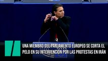 Una miembro del Parlamento Europeo se corta el pelo en su intervención por las protestas en Irán