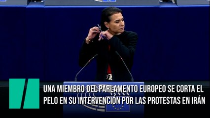Una miembro del Parlamento Europeo se corta el pelo en su intervención por las protestas en Irán