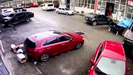 Lastiği patlayan kamyon park halindeki aracın tamponunu parçaladı... O anlar kamerada